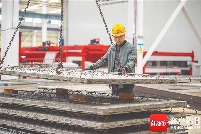 　　在位于临高县金牌港开发区的中铁建设集团海南装配式建筑产业园，刚生产的叠合板等待车辆装载运往建筑工地。海南日报记者 袁琛 摄