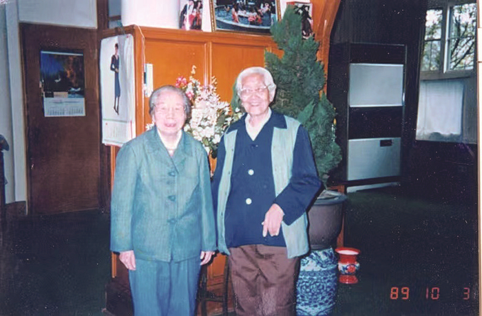     1989年10月，钟复光（右）看望邓颖超大姐。