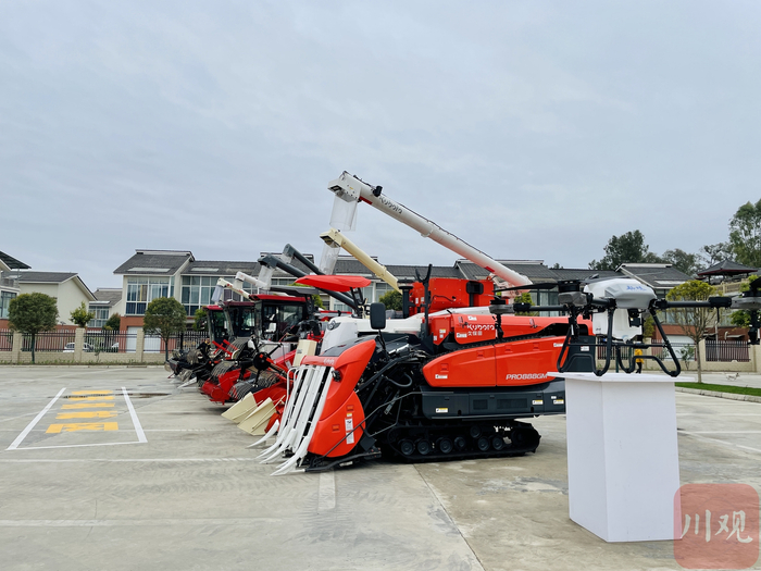 惠民农机专合社的农机。燕巧 摄