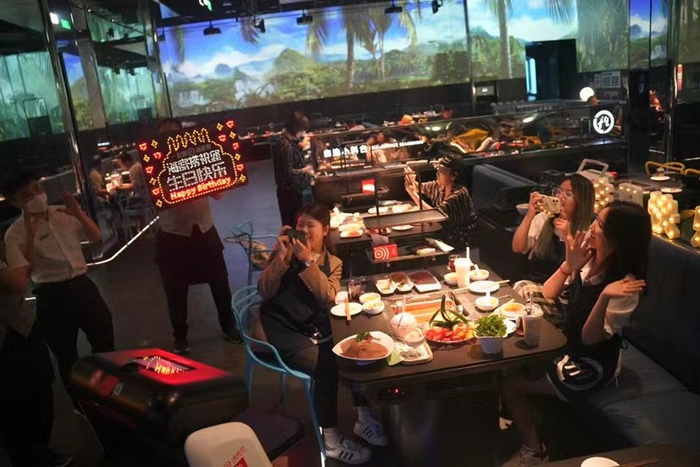 　　在海底捞过生日的年轻人