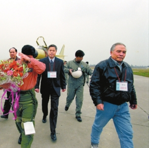 　　1998年，歼-10首飞成功，试飞员雷强（左一）难掩激动，右一为歼-10战斗机总设计师宋文骢。（受访者供图）
