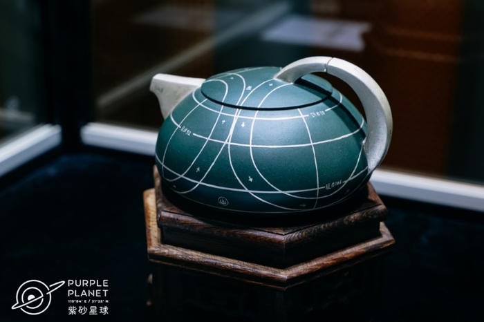 　　发布会现场展出王令尘与Daniel Arsham合作的现代感紫砂艺术品