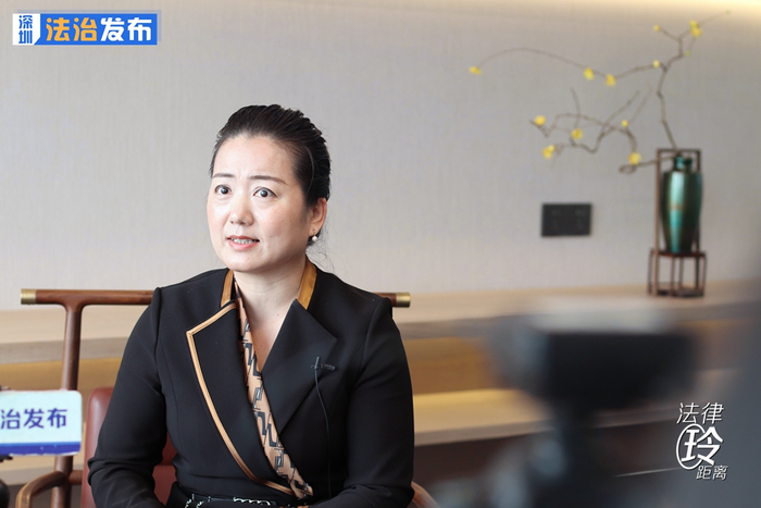 杜芹律师接受深圳新闻网记者采访。（张玲 摄）