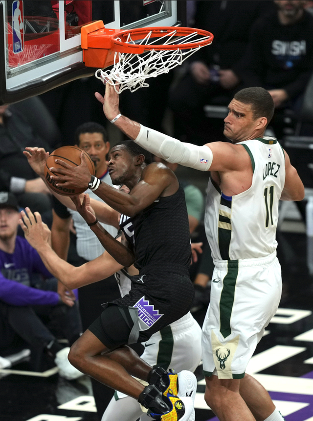 “小飞狐”福克斯在篮下闪转腾挪。  图/新华社