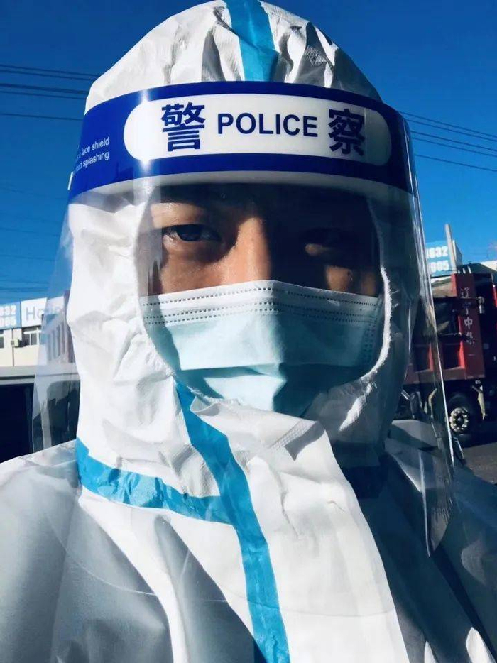 疫情期间穿防护服去看守所为聋人做翻译服务。图/讲述者提供