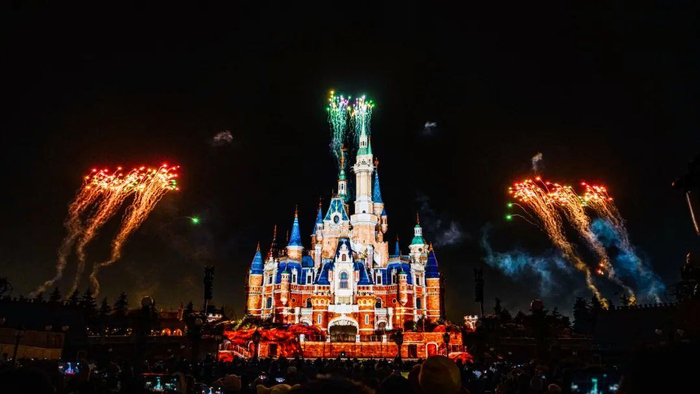 △上海迪士尼夜景 图源：图虫创意