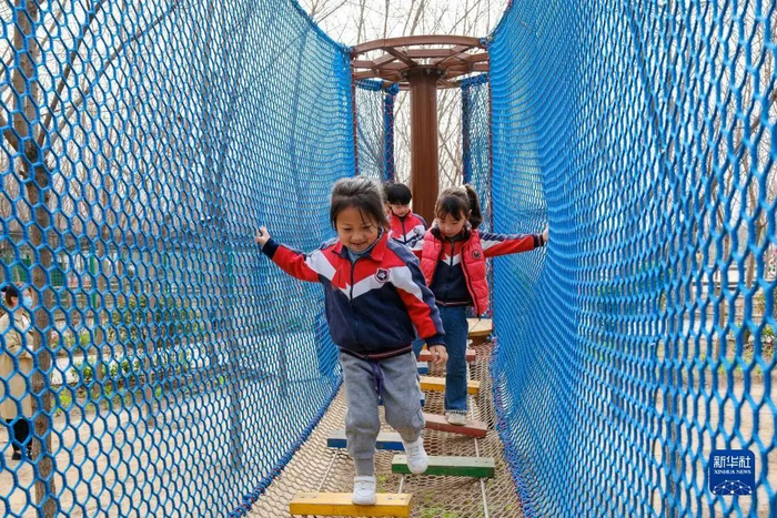 3月22日，吕村镇星星幼儿园的小朋友在西裴村“猪猪乐园”儿童游乐场玩耍。新华社记者 张铖 摄