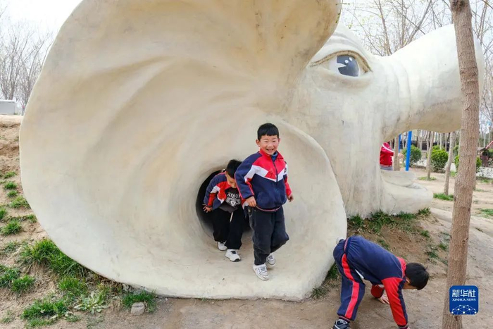 3月22日，吕村镇星星幼儿园的小朋友在西裴村“猪猪乐园”儿童游乐场玩耍。新华社记者 张铖 摄