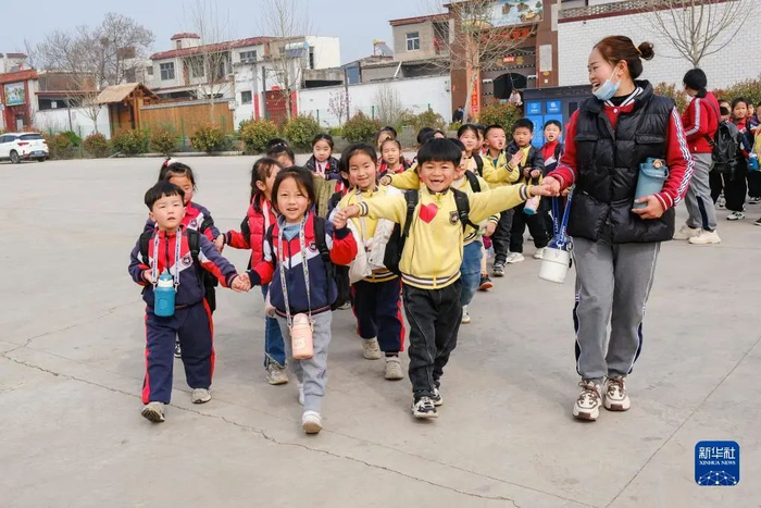3月22日，吕村镇星星幼儿园的小朋友在西裴村参加研学活动。新华社记者 张铖 摄