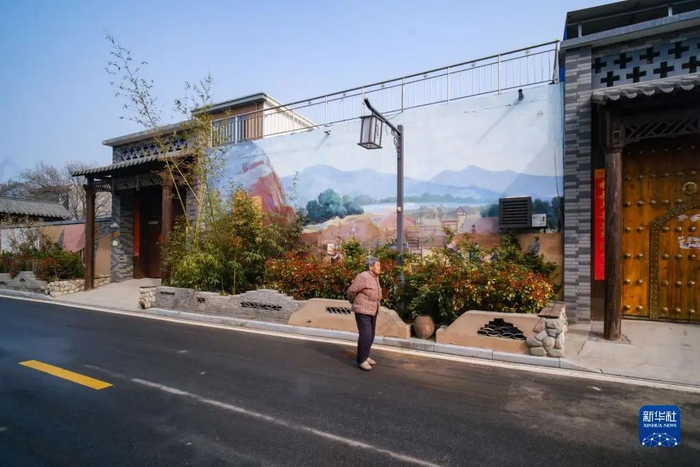 3月22日，一名村民经过西裴村一处墙画。新华社记者 张铖 摄