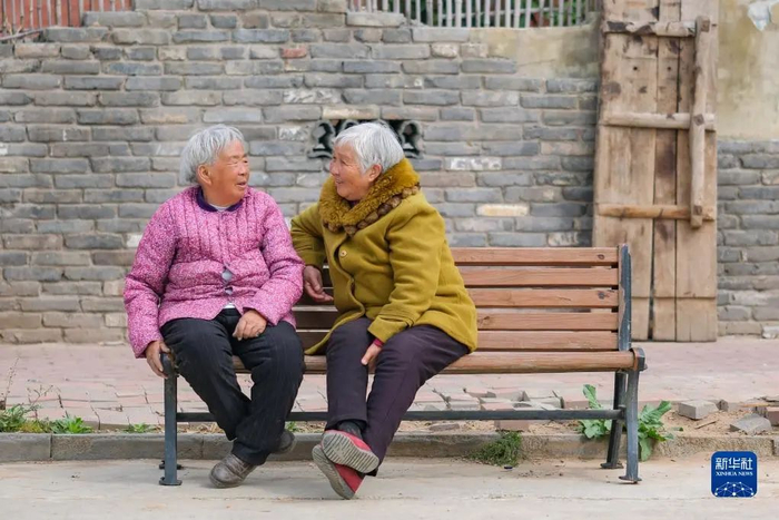 3月22日，村民在西裴村聊天休息。新华社记者 张铖 摄