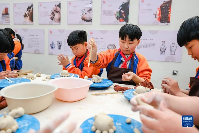 3月22日，白璧镇大寒小学的小朋友在西裴村文创馆体验陶艺制作。新华社记者 张铖 摄