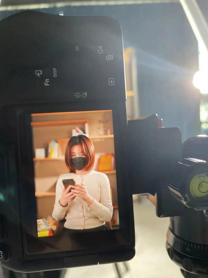 　　李右溪正在调试拍摄设备