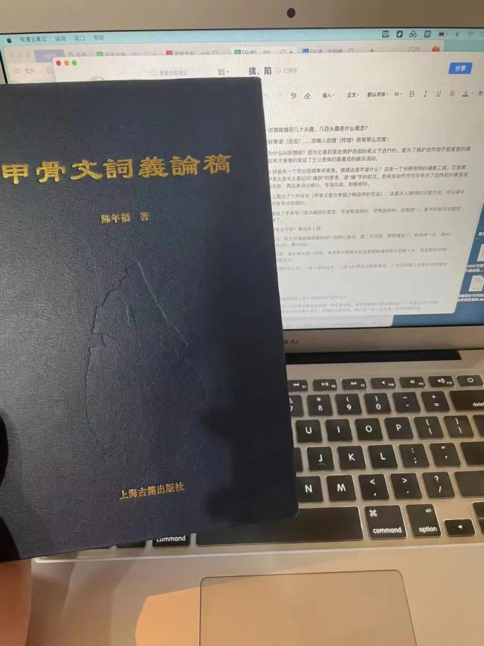 　　正在写脚本的李右溪