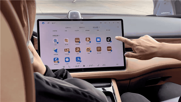 车机同步手机应用后刷抖音 图源：品驾 摄