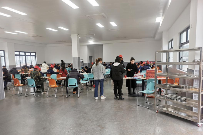 　　图：湖南某高新技术企业食堂