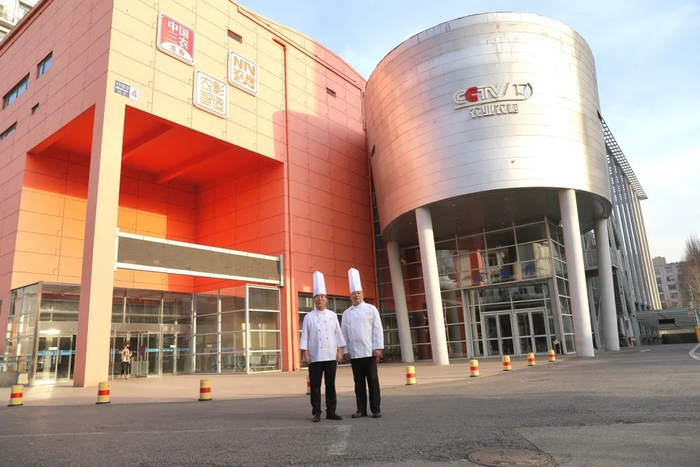 　　两位御厨于央视大楼前合影留念