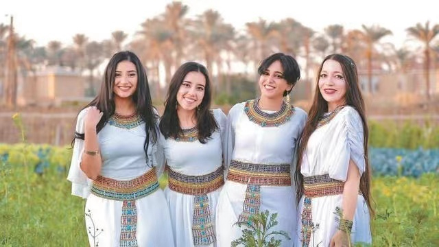 （左一为夏之星）