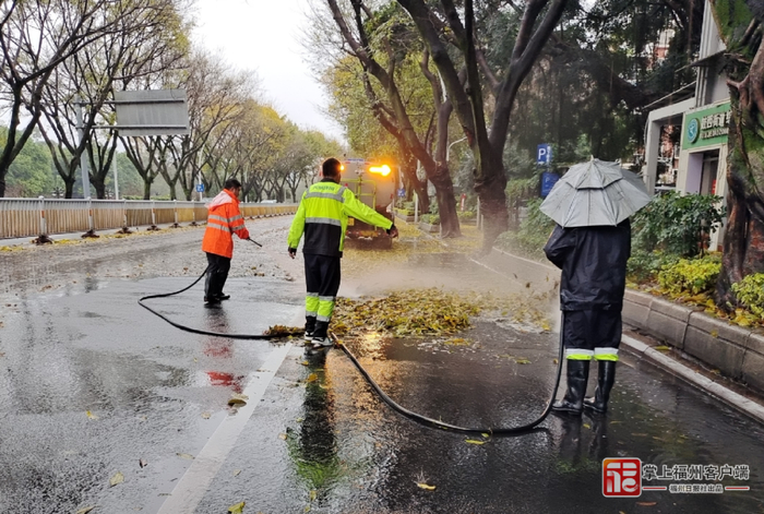 环卫工人清扫树枝落叶，确保道路排水通畅。吴启发 摄