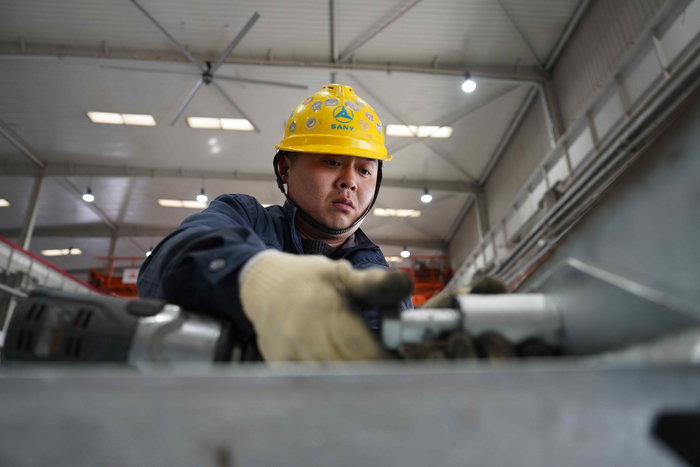 通榆县三一风电装备技术有限责任公司的车间内工人在生产（2023年3月8日摄）。新华社记者姜明明 摄