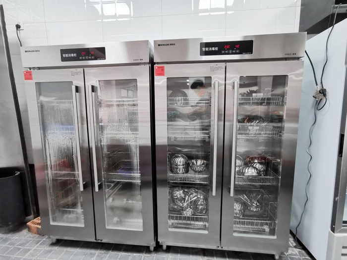 　　图：湖南某高新技术企业消洗区，配备两台二星消毒柜