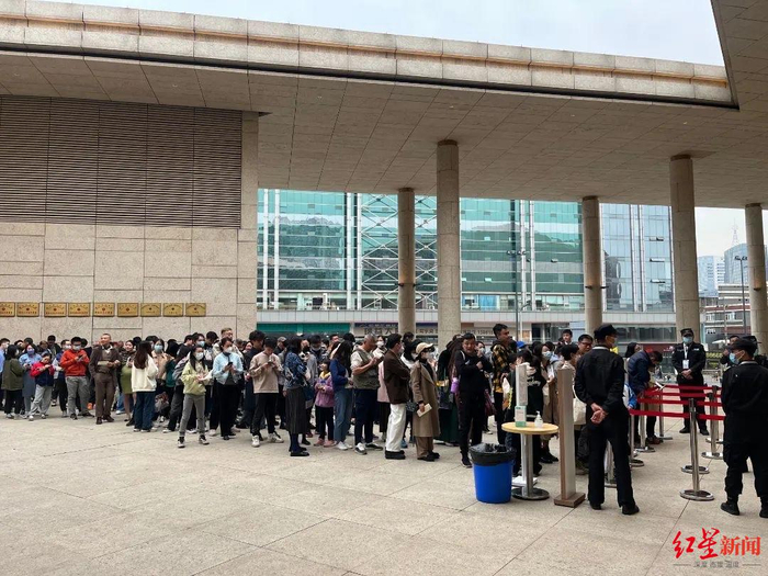 ▲成都城市音乐厅外，排队人群