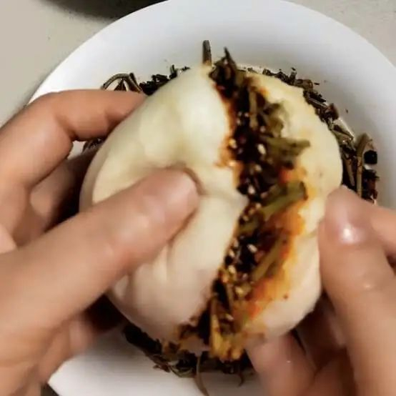 “因为市场上总是买不到新鲜的，我妈自己种了一颗香椿树”