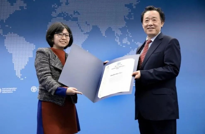 联合国粮农组织总干事屈冬玉（右）为拼多多颁发年度创新奖