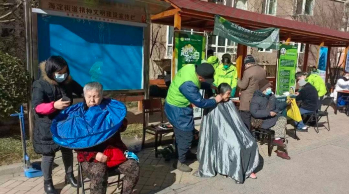碧桂园服务联合多家服务公司为老人免费义诊、理发等