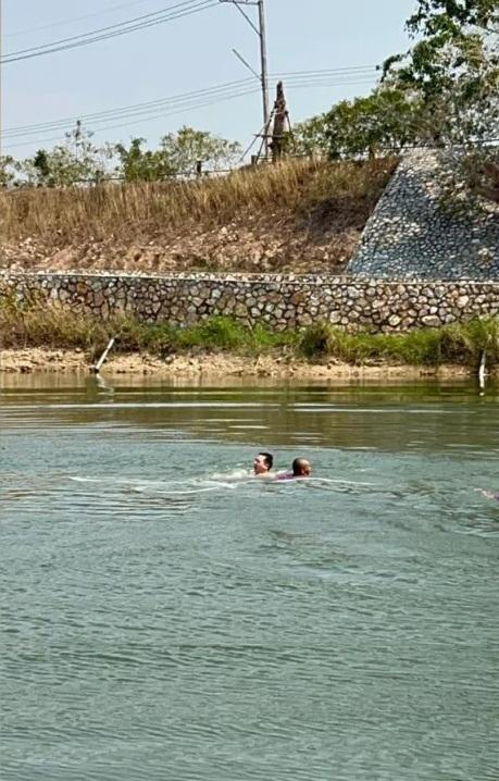 ↑迈克落水后被救