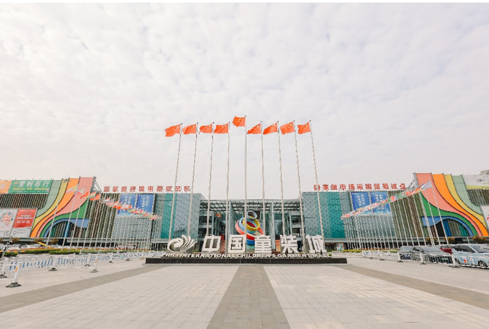 ▲在国内童装市场，织里是名副其实的童装之都。（摄影 李扬）