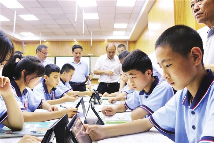 　　省委教育工委、省教育厅主要负责人在陇南市武都区东江初级中学观摩融创课堂。