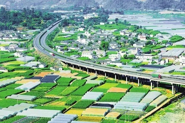 △安宁河流域米易县撒莲镇农田一景，图据攀枝花日报