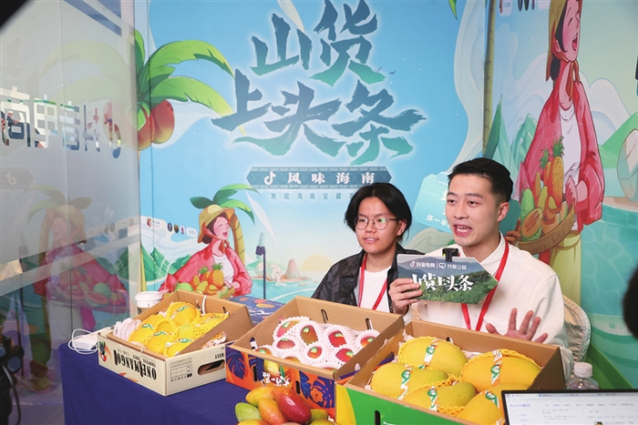 　电商主播在热博会现场直播带货。三亚日报记者 李学仕 摄