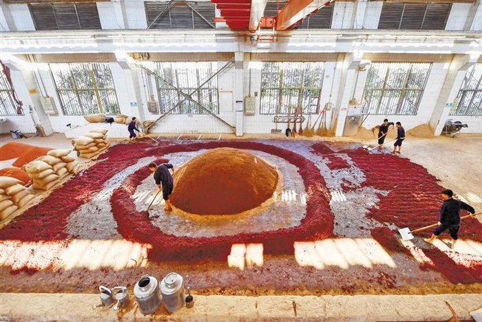  高温堆积发酵的过程可筛选出环境中的高温微生物，形成产香、产酒的独特微生物体系。 （资料图片）