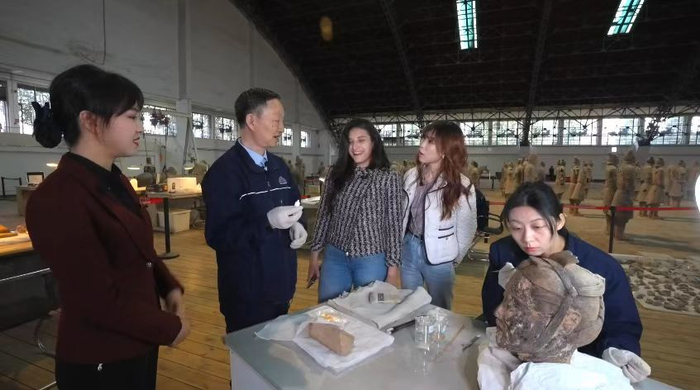 （图为夏之星观看兵马俑修复）