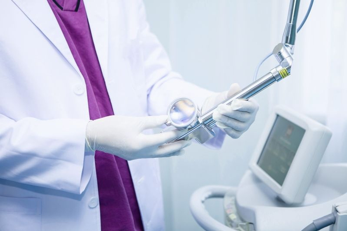 图为医生在调试医疗器械。（图片由摄图网提供）