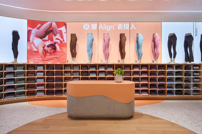 　　lululemon静安嘉里中心店2楼Align™ 裤墙