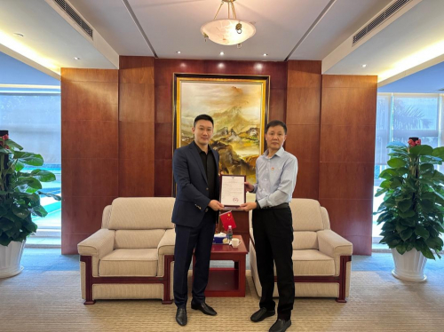 　　民航深圳监督管理局高有庆局长向春回公务航空CEO张益嘉颁发CCAR-135部航空运营人运行合格证