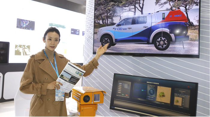 　　航泰众联总经理左佳向观众介绍旗下FOD探测系列产品