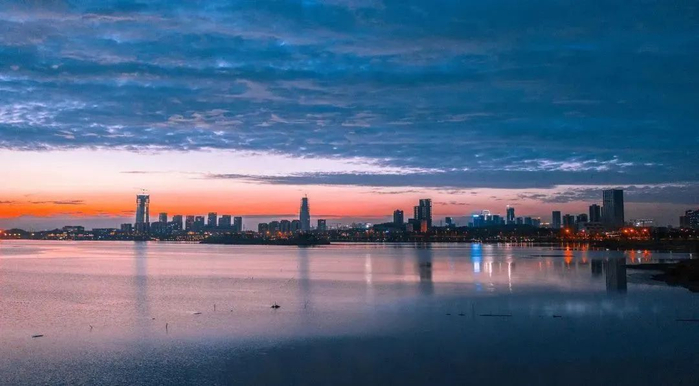 △晚霞中的兴隆湖，图源视觉中国