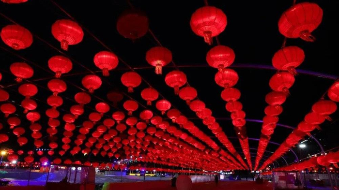 春节期间，鹤岗街头的装饰