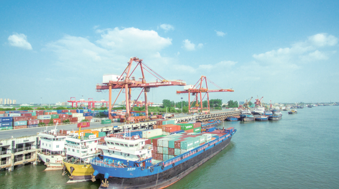 ▲荆州港盐卡港区生产忙。