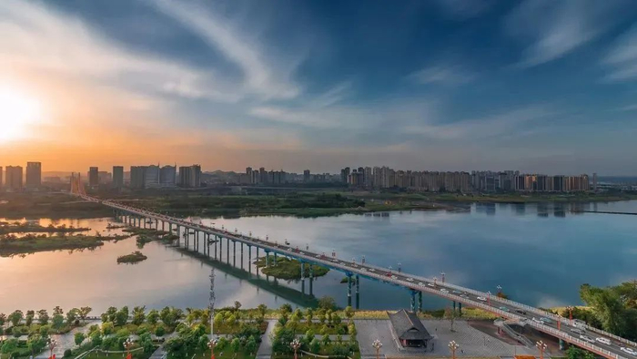 △南充嘉陵江畔的城市傍晚，图源视觉中国