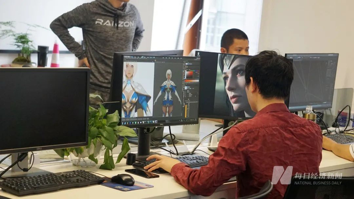 游戏创作者正在工作 图片来源：每经记者 董兴生 摄