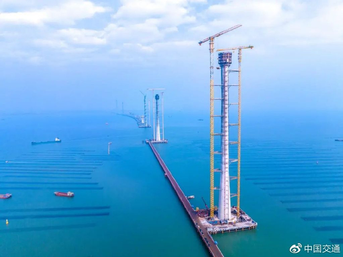 黄茅海跨海通道项目巍然耸立在海上的两座主桥。图源：广东省交通运输厅