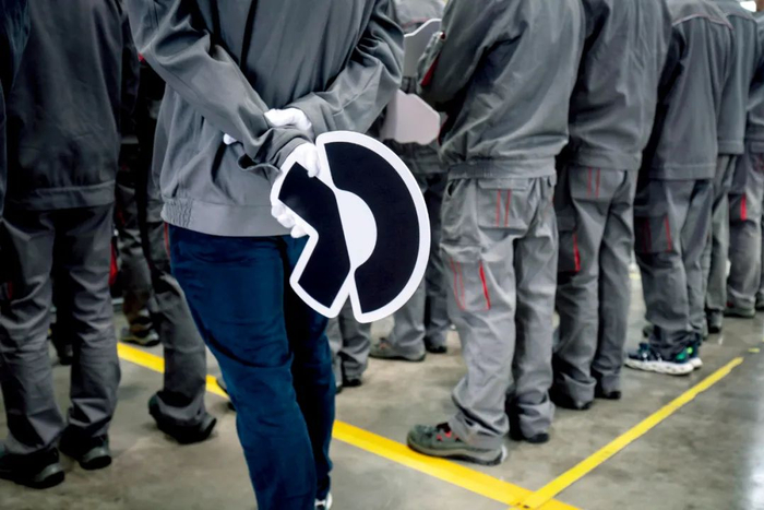 　安徽合肥市江淮蔚来工厂的员工。图/视觉中国