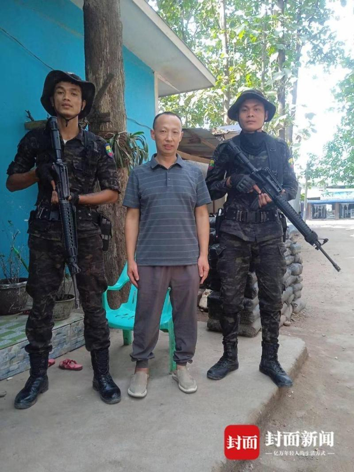 幸卫林与当地武装力量（受访者供图）