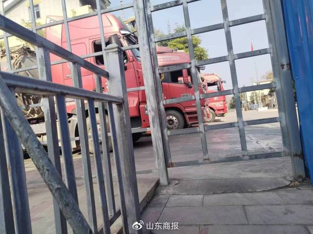 铁栅栏外，便是中国 受访者供图