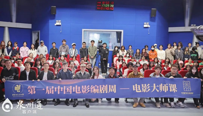 卢奇与影迷们合影（王柏峰 摄）